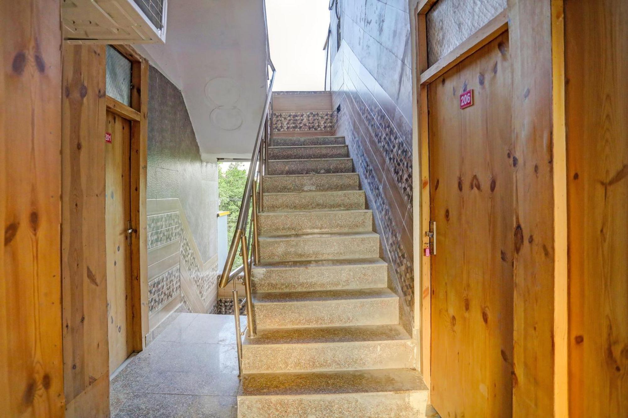 Umen Hotel Nearest Sector 66 نويدا المظهر الخارجي الصورة